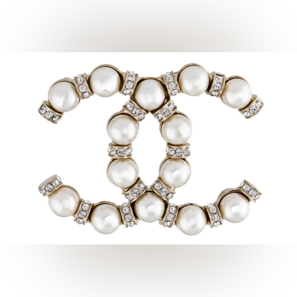 CHANEL Faux Pearl and Strass CC Brooch